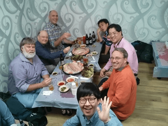 이미지 출처: http://www.techholic.co.kr/news/articleView.html?idxno=7368, 리누스 토발즈가 노량진 수산시장에서 회를 먹는 모습